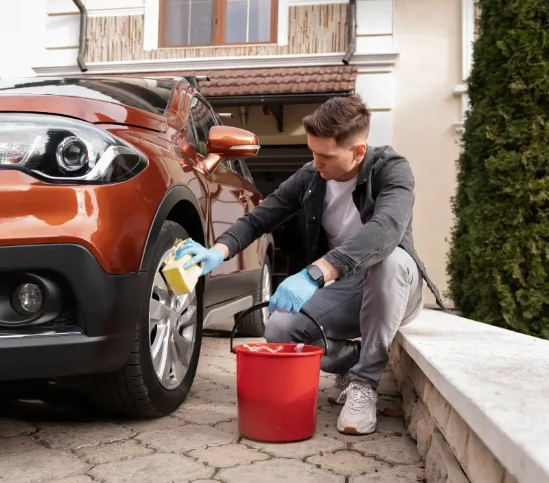 Lavage auto à domicile Chisa : professionnel intervenant sur un véhicule